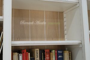 Libreria in legno con 3 ante finitura colore bianco anticato e schienali in rovere sbiancato
